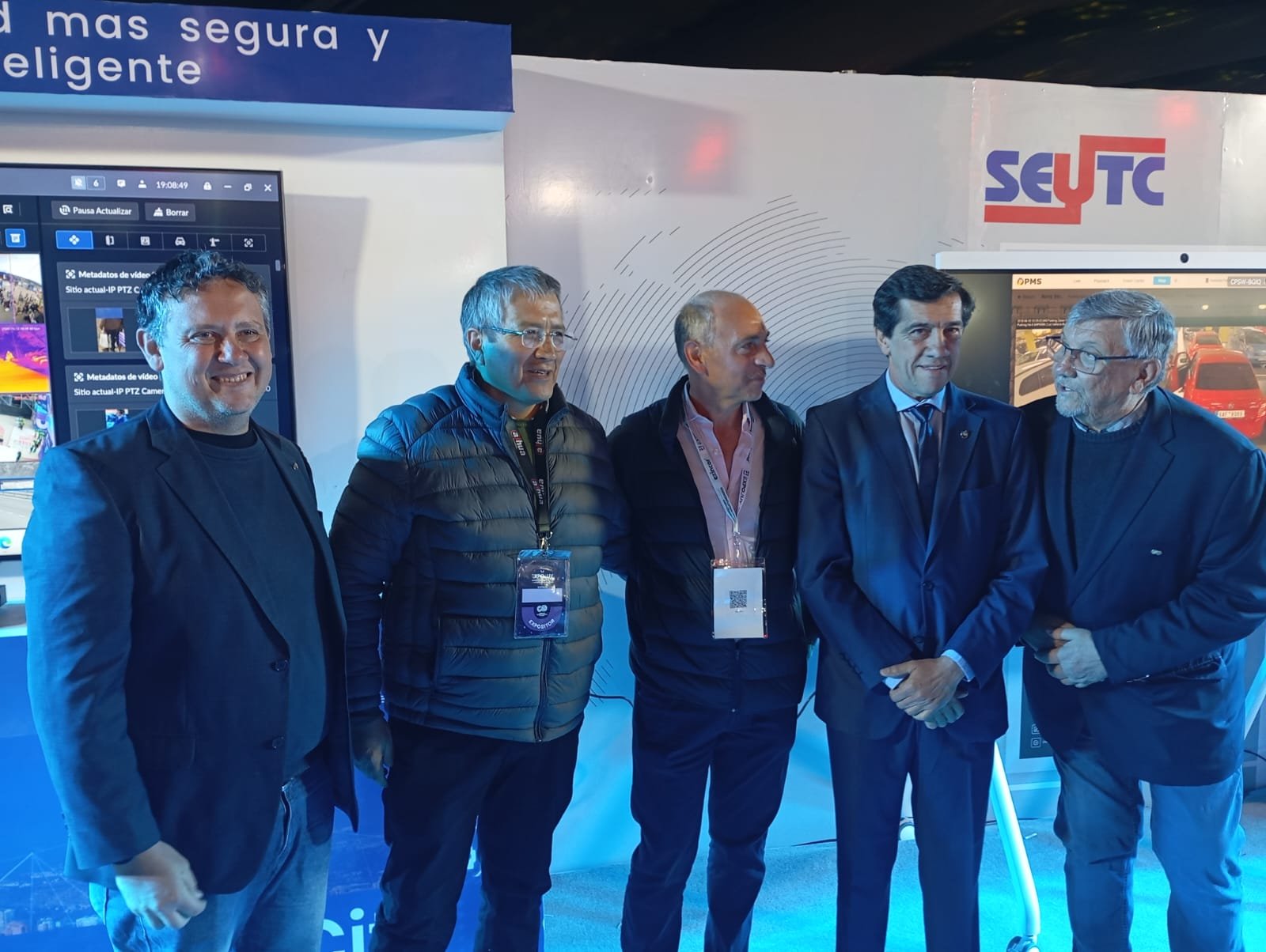 El gobernador de la provincia junto al equipo de SEYTC en el stand de ExpoJuy 2026